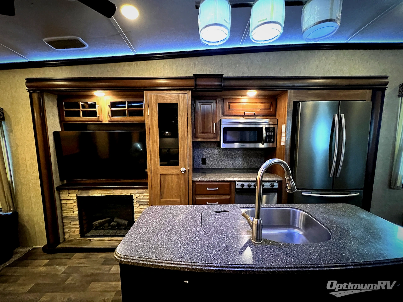 2017 Keystone Montana 3721RL Photo 4