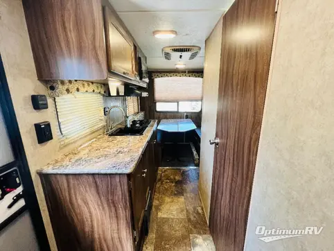 2016 Coachmen Clipper Ultra-Lite 17FQ RV Photo 2