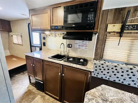 2016 Coachmen Clipper Ultra-Lite 17FQ RV Photo 3