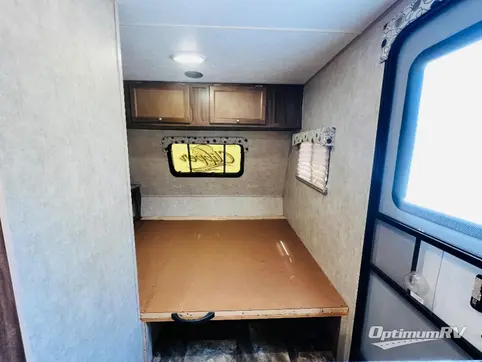 2016 Coachmen Clipper Ultra-Lite 17FQ RV Photo 4