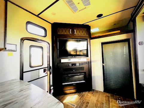 2018 Keystone Fuzion 369 RV Photo 2