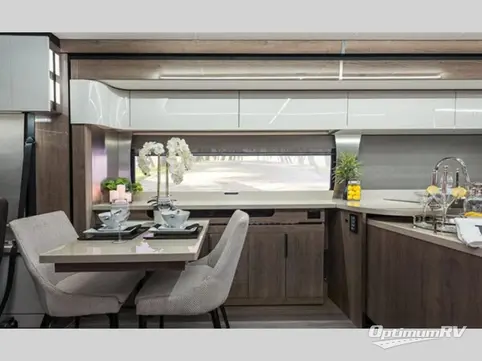 2018 Winnebago Horizon 40A RV Photo 2