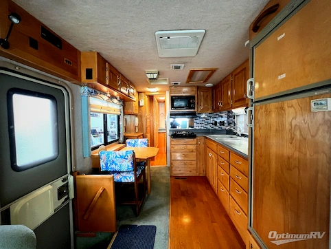 2000 Monaco Safari TREK 2830 VORTEC RV Photo 2
