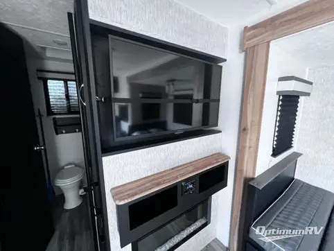 2022 Coachmen Freedom Express Ultra Lite 252RBS RV Photo 3