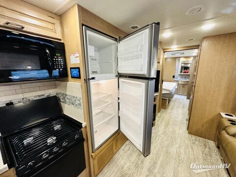 2019 Thor Hurricane 35M RV Photo 3