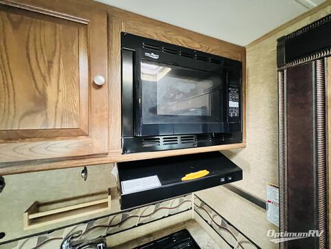 2015 Coachmen Leprechaun 260DS Chevy 4500 RV Photo 4