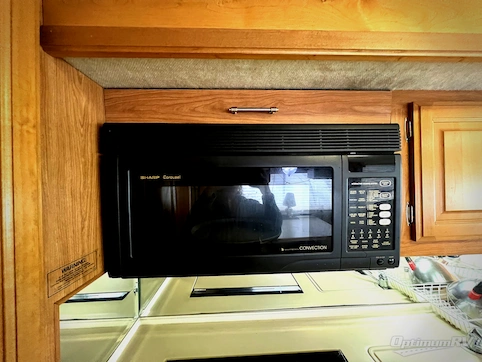 1998 Fleetwood Discovery 36T RV Photo 4