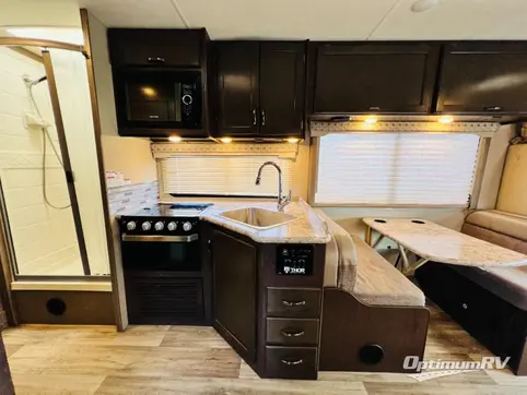 2019 Thor Four Winds 28A RV Photo 3