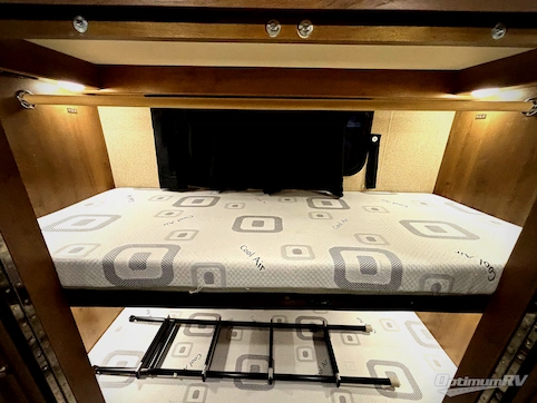 2018 Fleetwood Bounder 36F RV Photo 3
