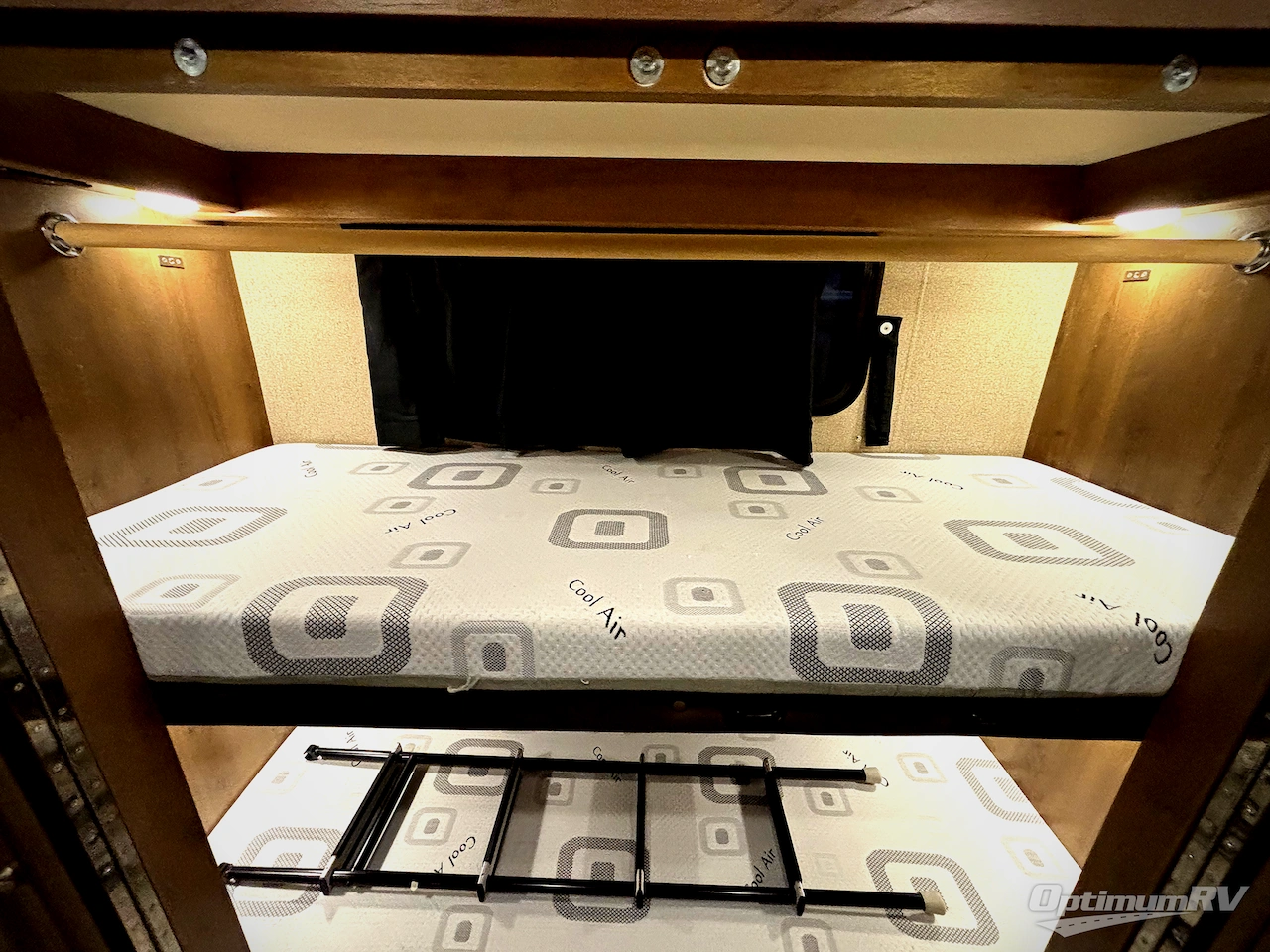 2018 Fleetwood Bounder 36F Photo 17