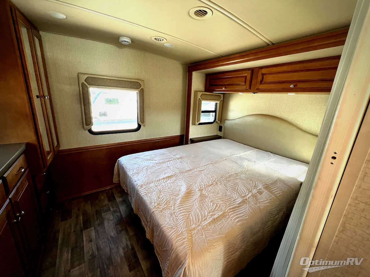2017 Winnebago Vista LX 30T Photo 16