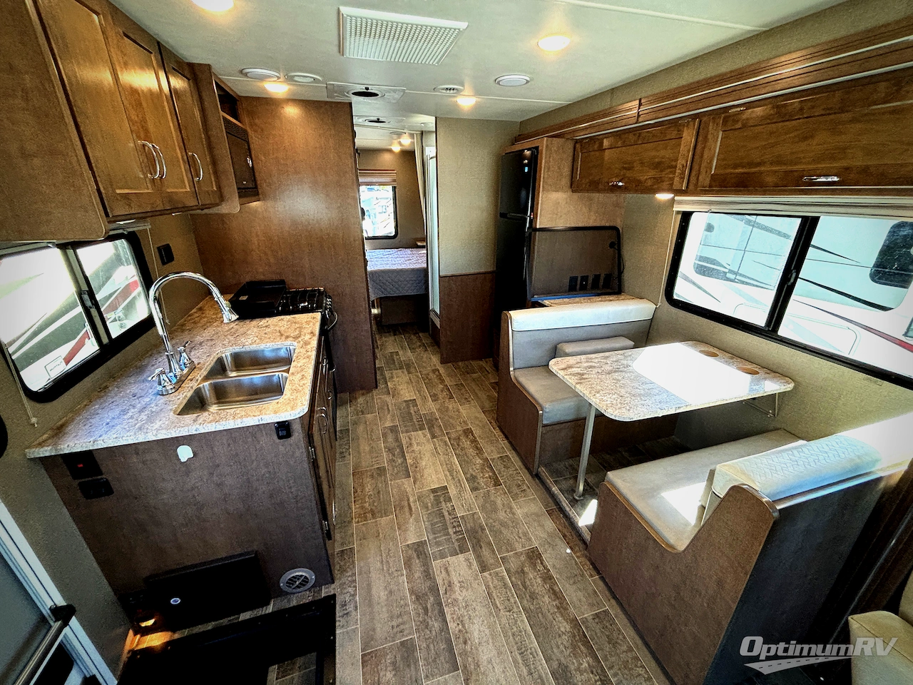 2020 Winnebago Intent 26M Photo 4