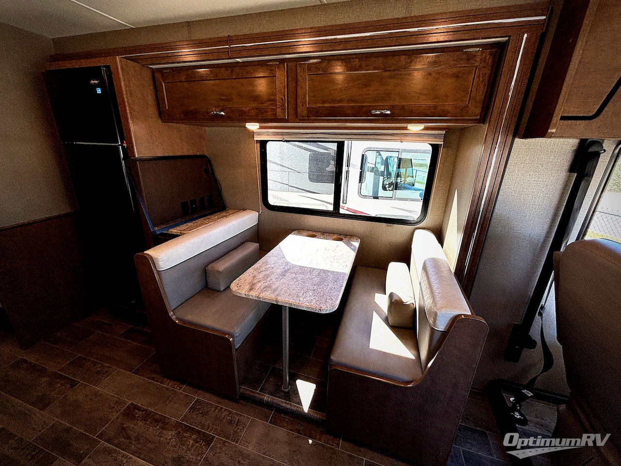 2020 Winnebago Intent 26M Photo 5