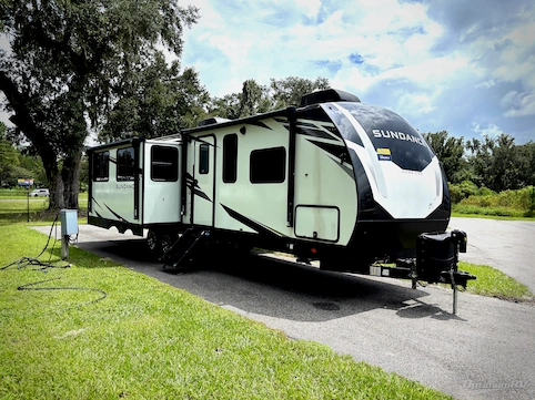 Used 2023 Heartland Sundance Ultra Lite 293RL Featured Photo