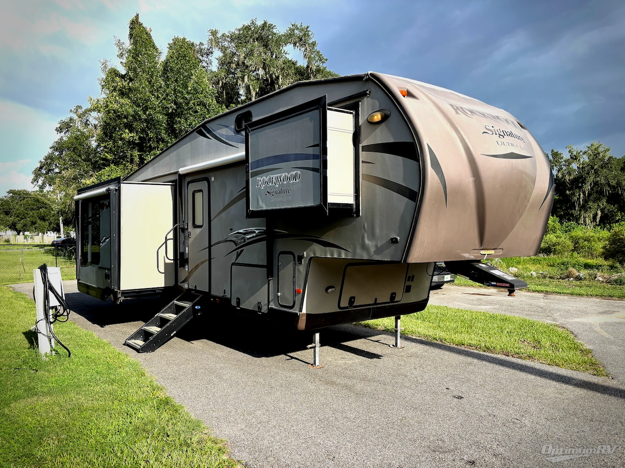 2015 Forest River Rockwood Signature Ultra Lite 8289WS Photo 1
