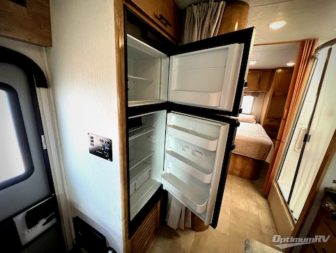 2020 Coachmen Leprechaun 270QB Chevy 4500 RV Photo 3