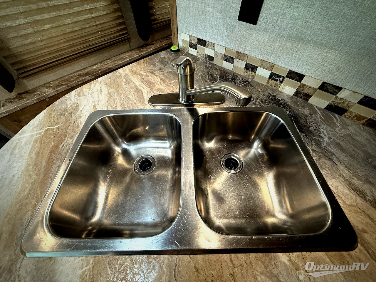 2020 Coachmen Leprechaun 317SA Photo 10