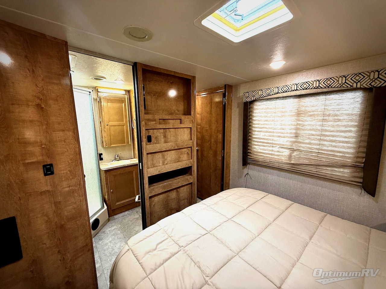 2020 Coachmen Leprechaun 317SA Photo 17