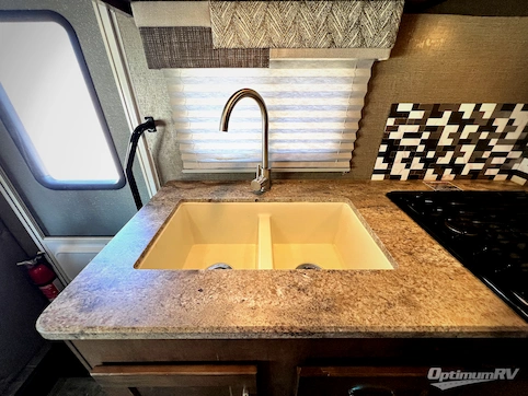 2019 Winnebago Outlook 27D RV Photo 3