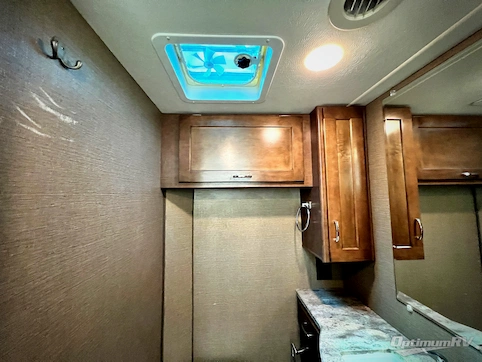 2019 Winnebago Outlook 27D RV Photo 4