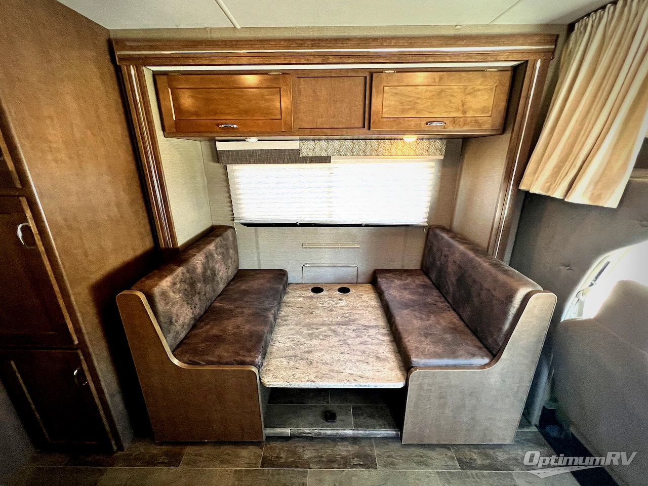 2019 Winnebago Outlook 27D Photo 10