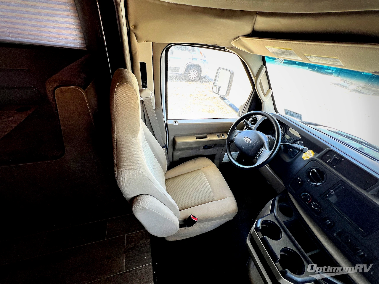 2019 Winnebago Outlook 27D Photo 6