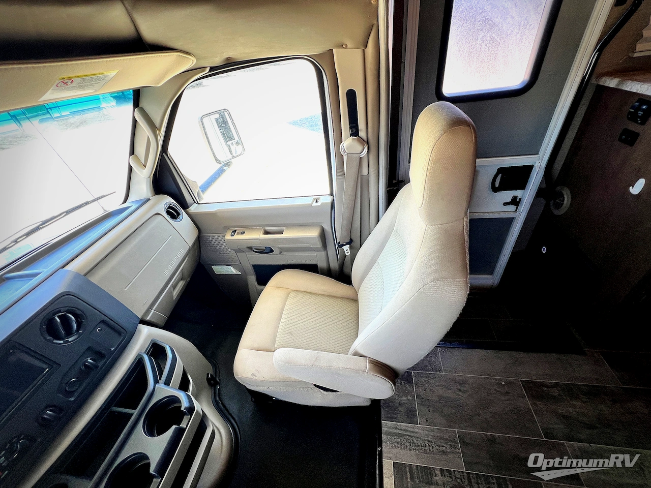 2019 Winnebago Outlook 27D Photo 8