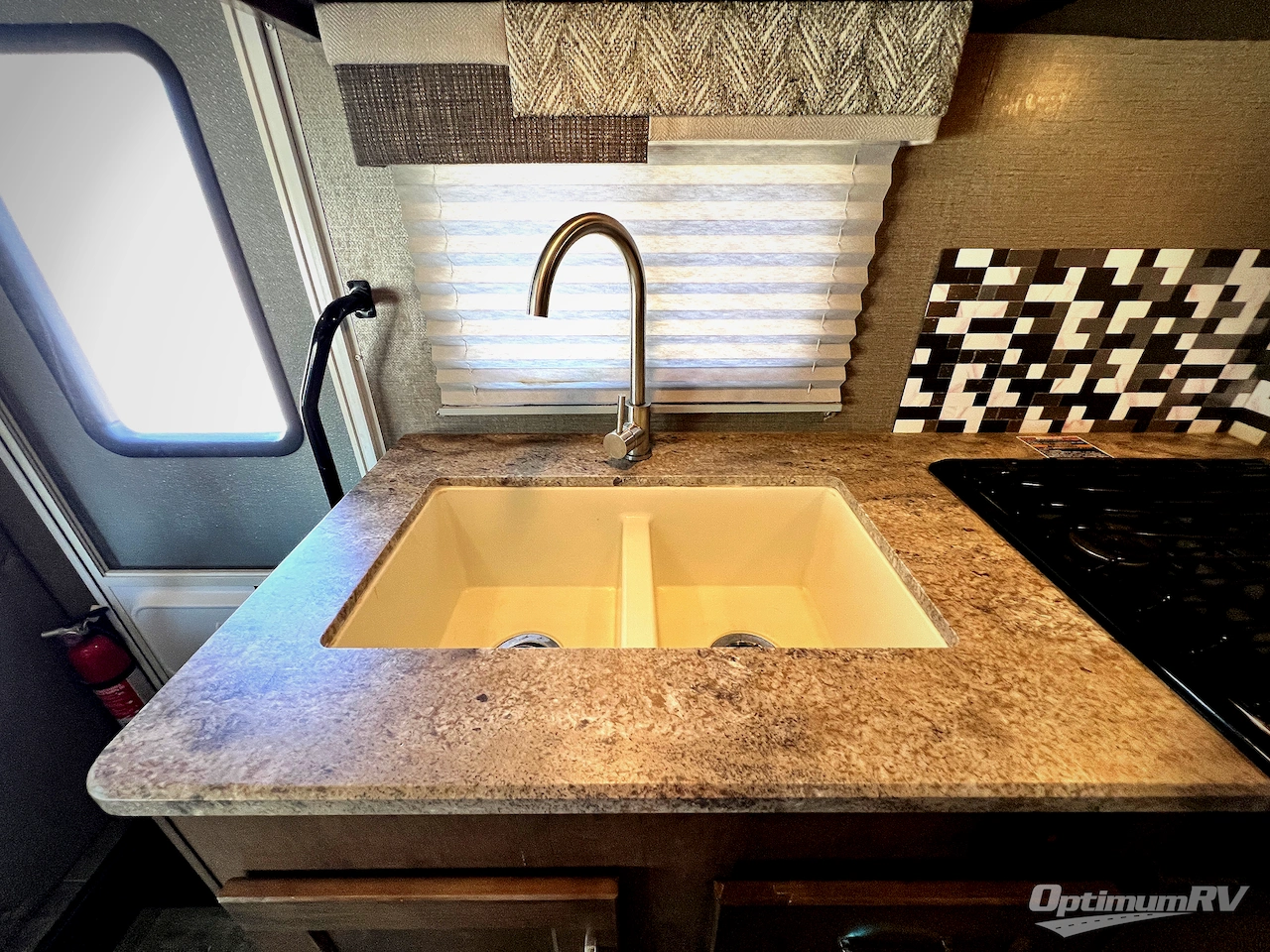 2019 Winnebago Outlook 27D Photo 13