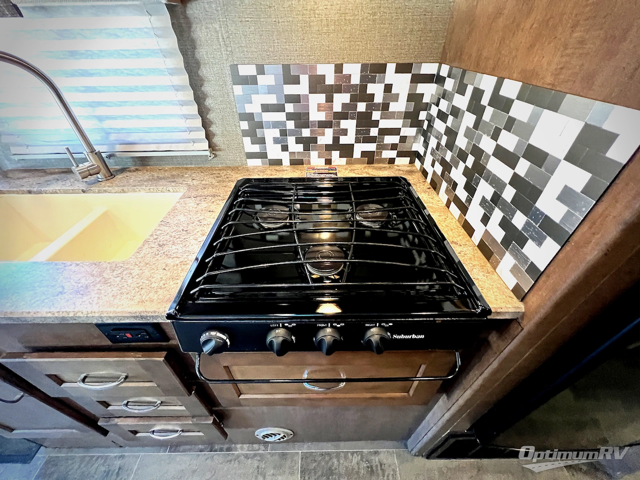 2019 Winnebago Outlook 27D Photo 15