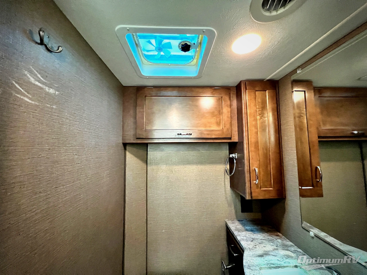 2019 Winnebago Outlook 27D Photo 19
