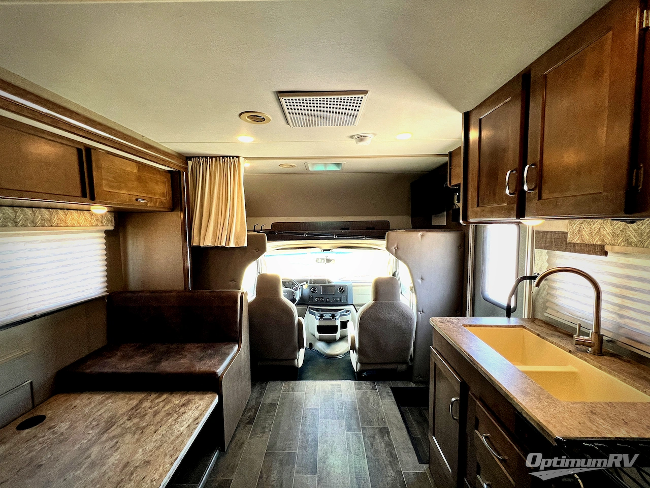 2019 Winnebago Outlook 27D Photo 4