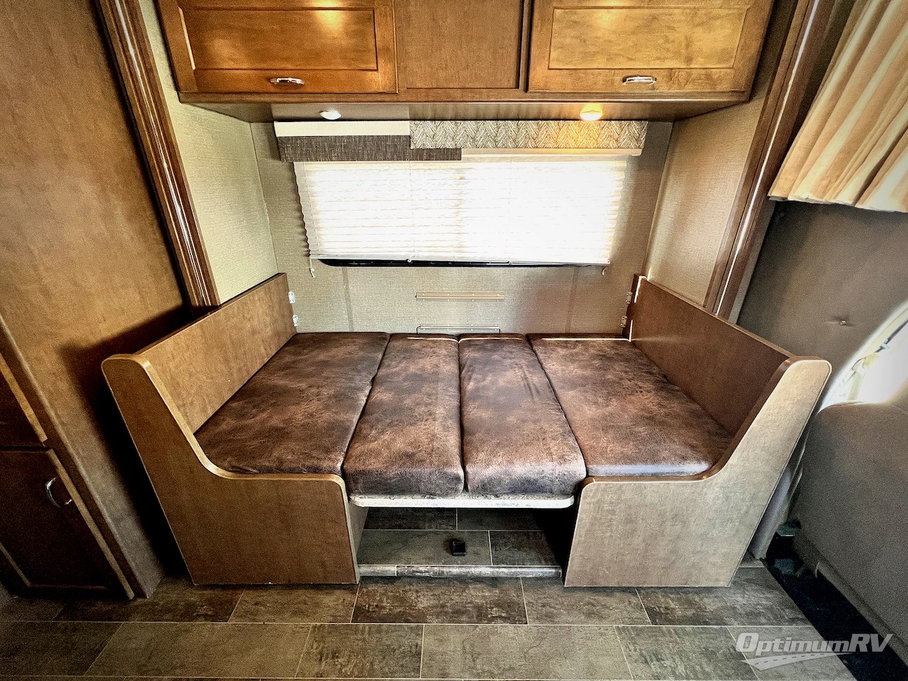 2019 Winnebago Outlook 27D Photo 11