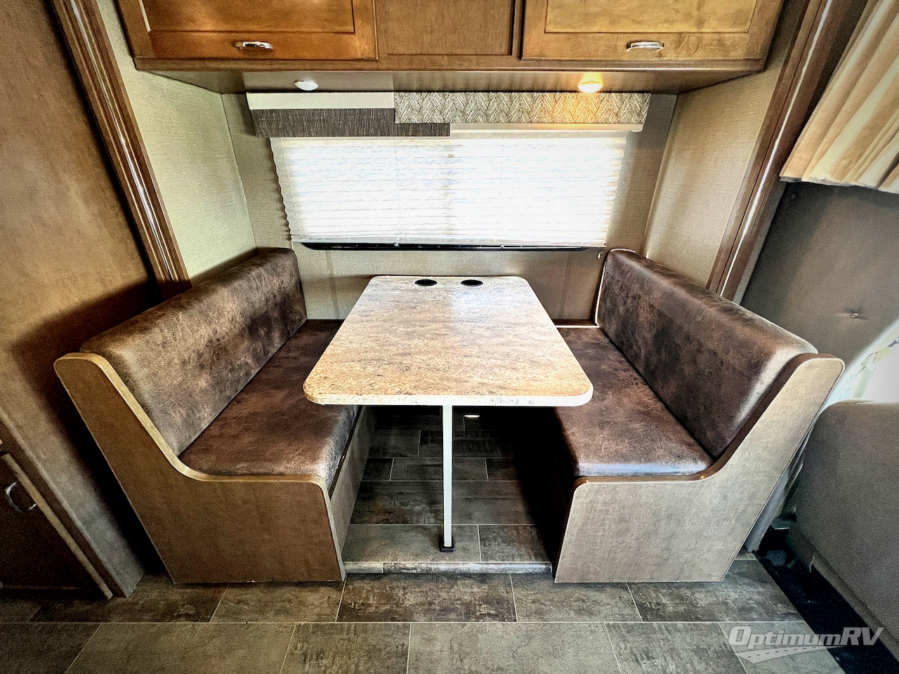 2019 Winnebago Outlook 27D Photo 12