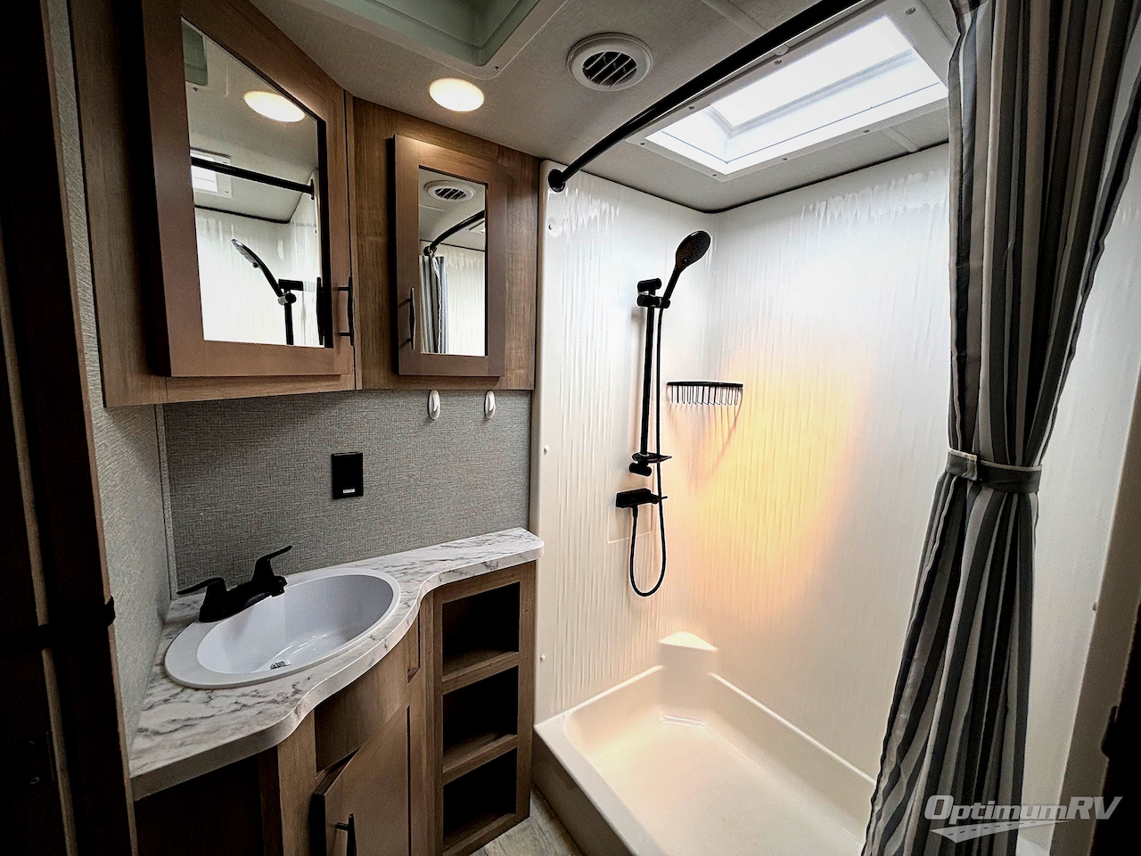 2024 Grand Design Momentum G-Class 415G Photo 7