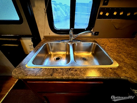 2012 Fleetwood Storm 30SA RV Photo 4