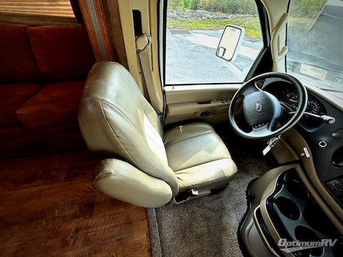 2009 Coachmen Freelander 3150SS RV Photo 2