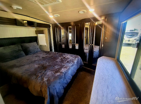2018 Heartland Road Warrior 429 RV Photo 4