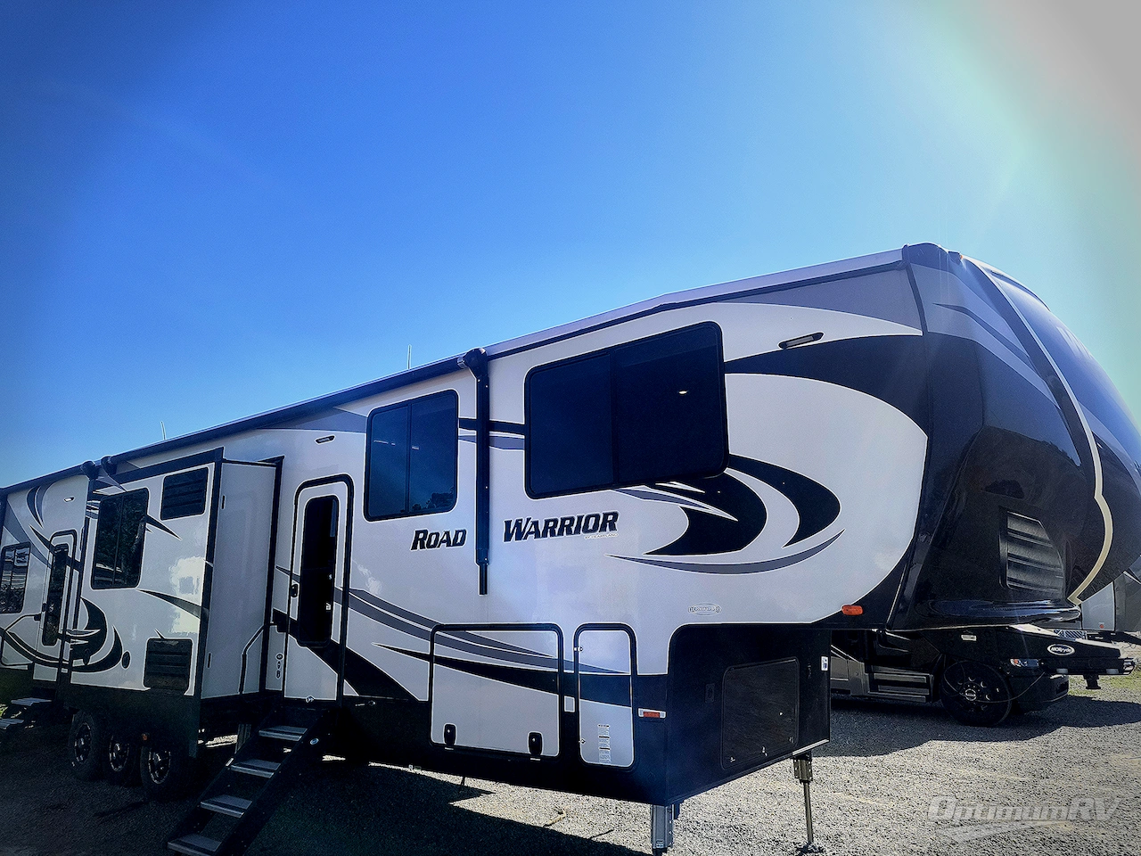 2018 Heartland Road Warrior 429 Photo 2