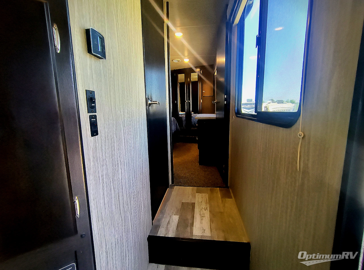 2018 Heartland Road Warrior 429 Photo 17