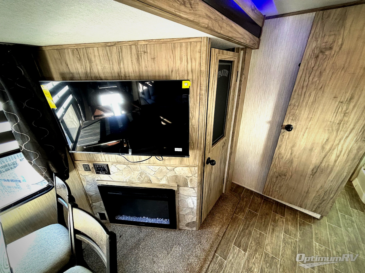 2021 Forest River Cherokee Alpha Wolf 23RD-L Photo 6