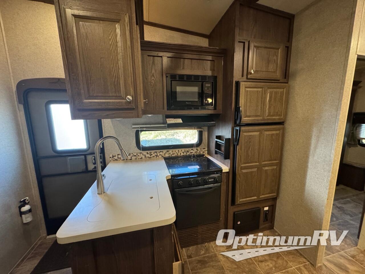 2017 Forest River Rockwood Signature Ultra Lite 8281WS Photo 6