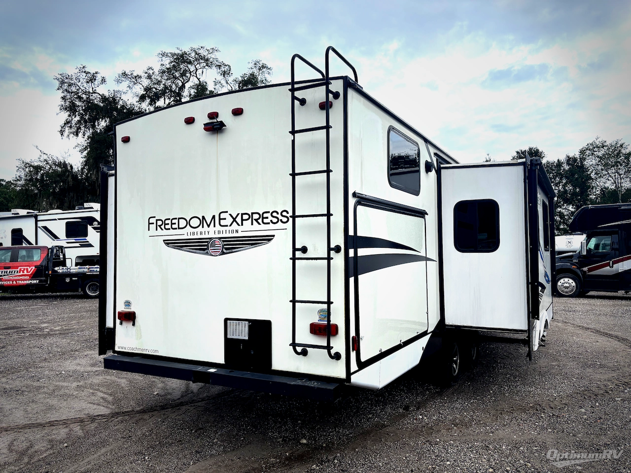 2020 Coachmen Freedom Express Liberty Edition 320BHDSLE Photo 2