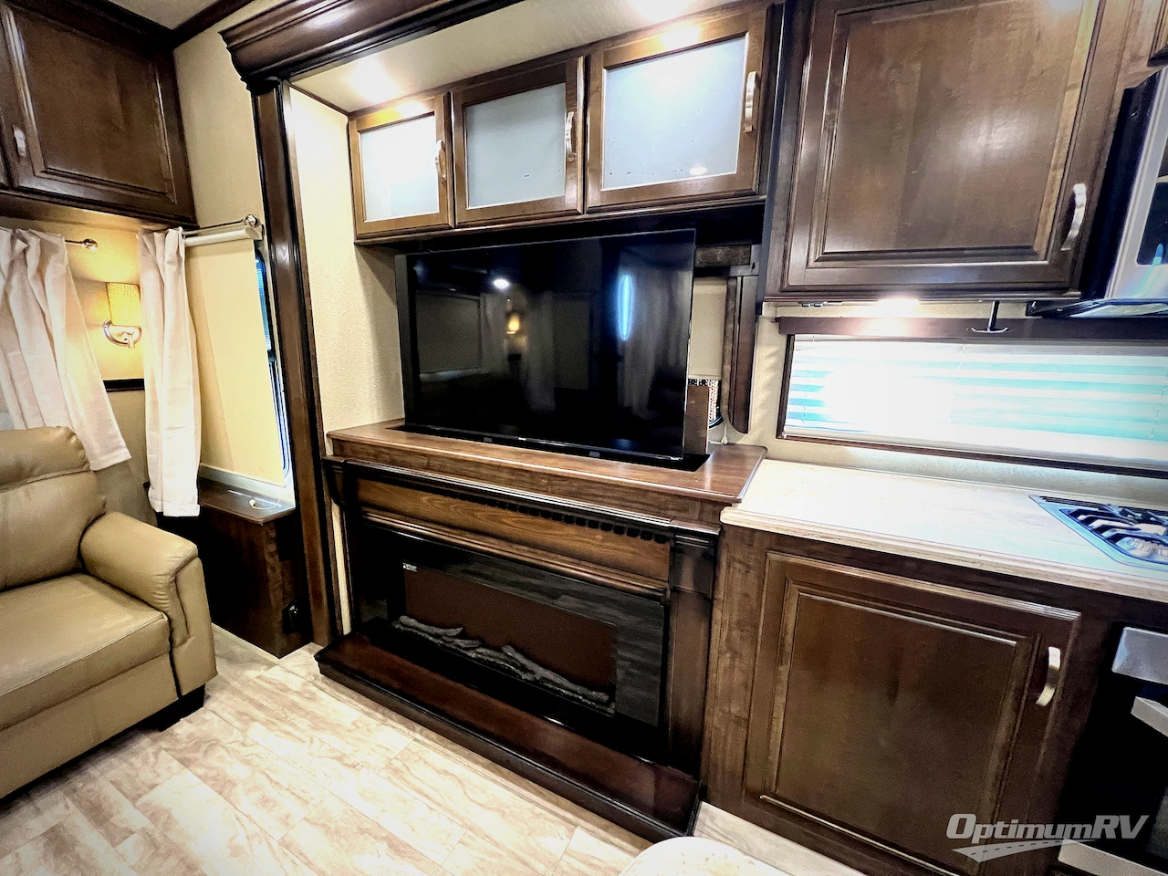 2019 Grand Design Solitude 372WB Photo 11