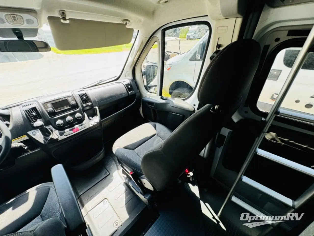 2021 Winnebago Solis 59P Photo 5