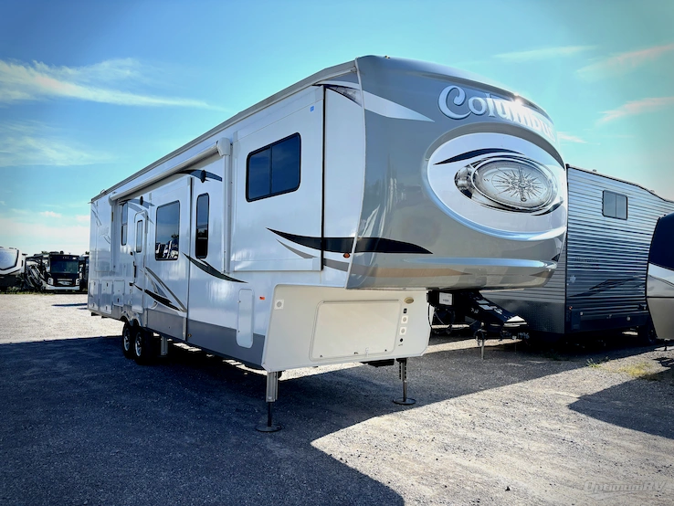 2021 Palomino Columbus 389FLC RV Photo 1