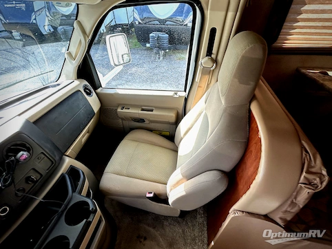 2011 Thor Four Winds 31A RV Photo 2