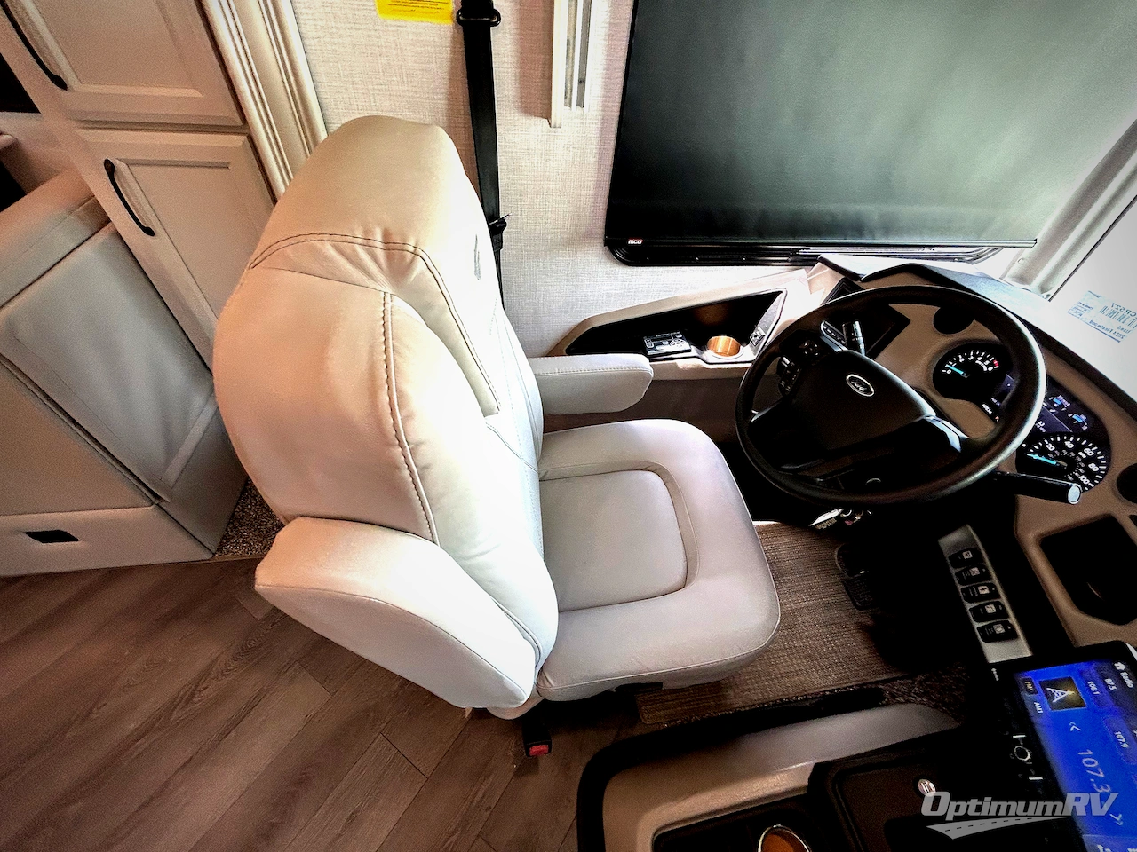 2024 Fleetwood Bounder 35K Photo 7