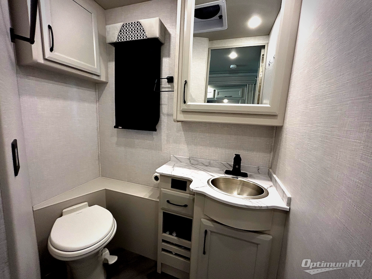 2024 Fleetwood Bounder 35K Photo 14