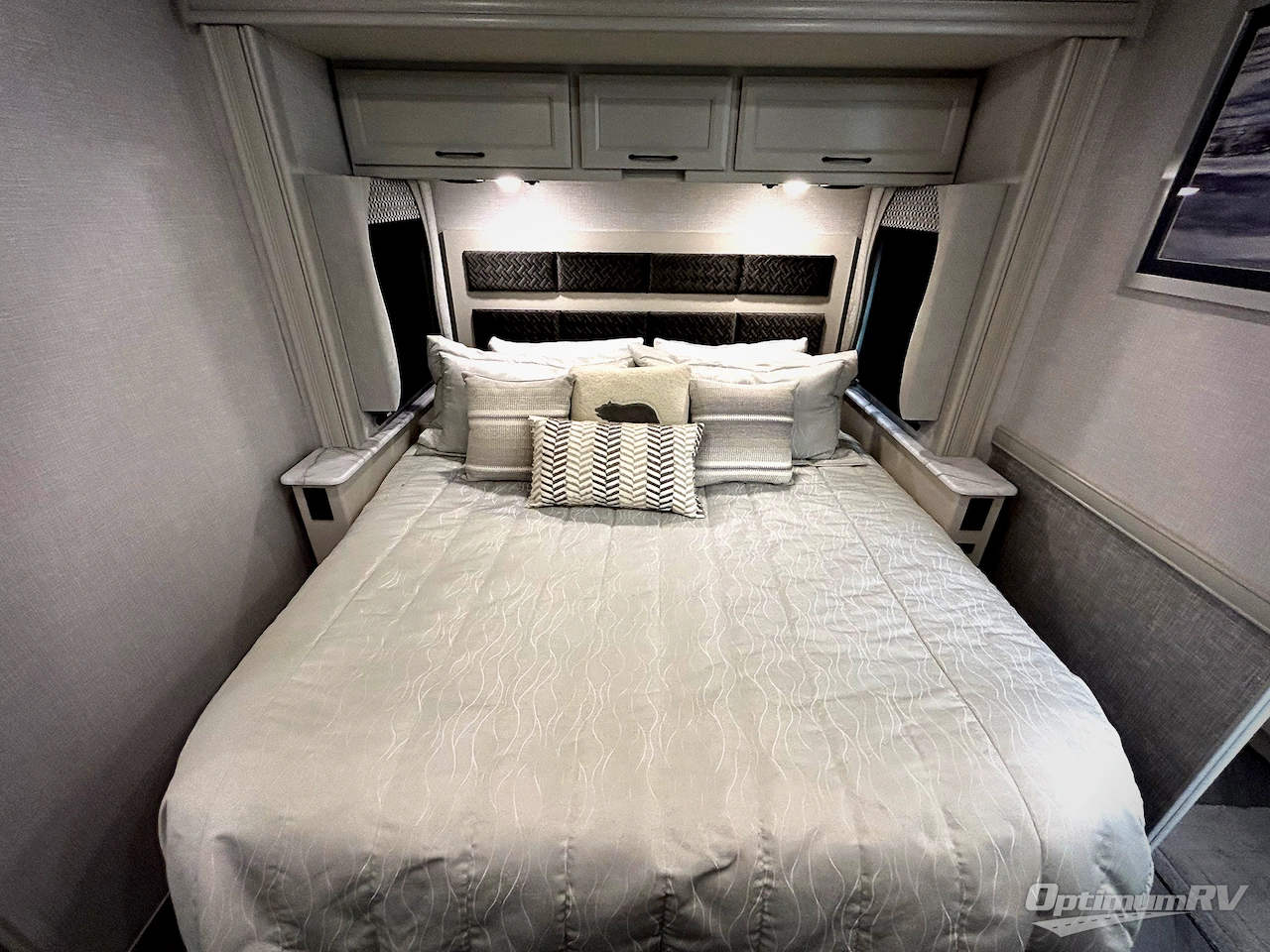 2024 Fleetwood Bounder 35K Photo 16