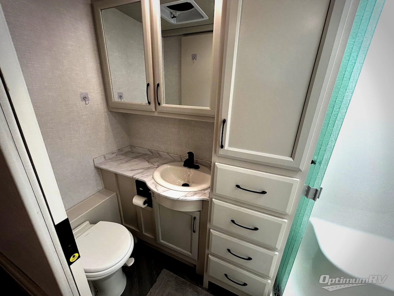 2024 Fleetwood Bounder 35K Photo 18